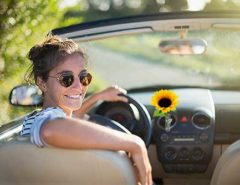 Autovase mit Sonnenblume in einem Cabrio